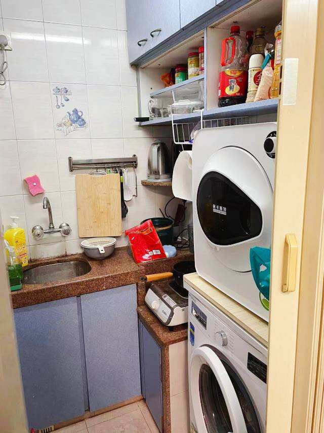 【招女生室友】西营盘两房近港大，单间出租3600HK$，看中价钱好商量