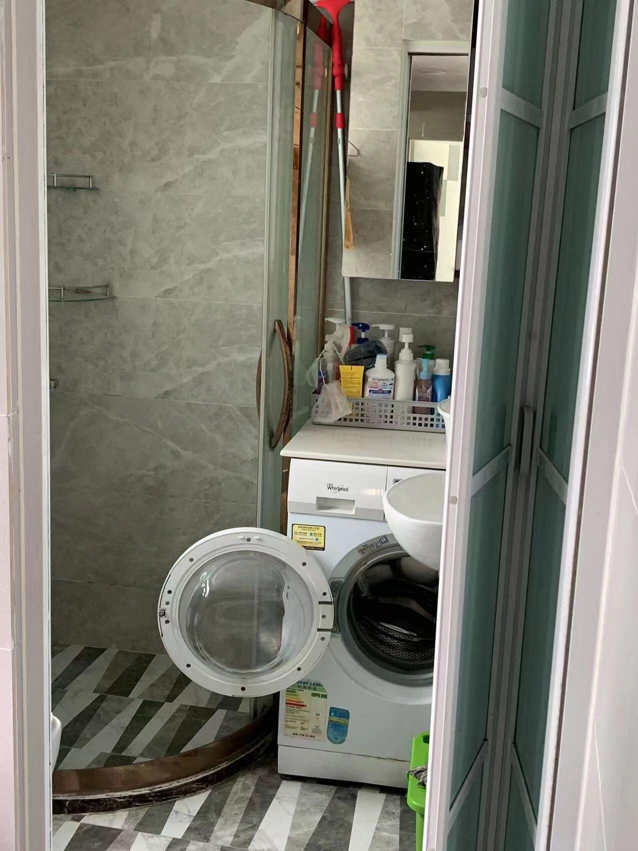 125港币/天。包水电网。客厅