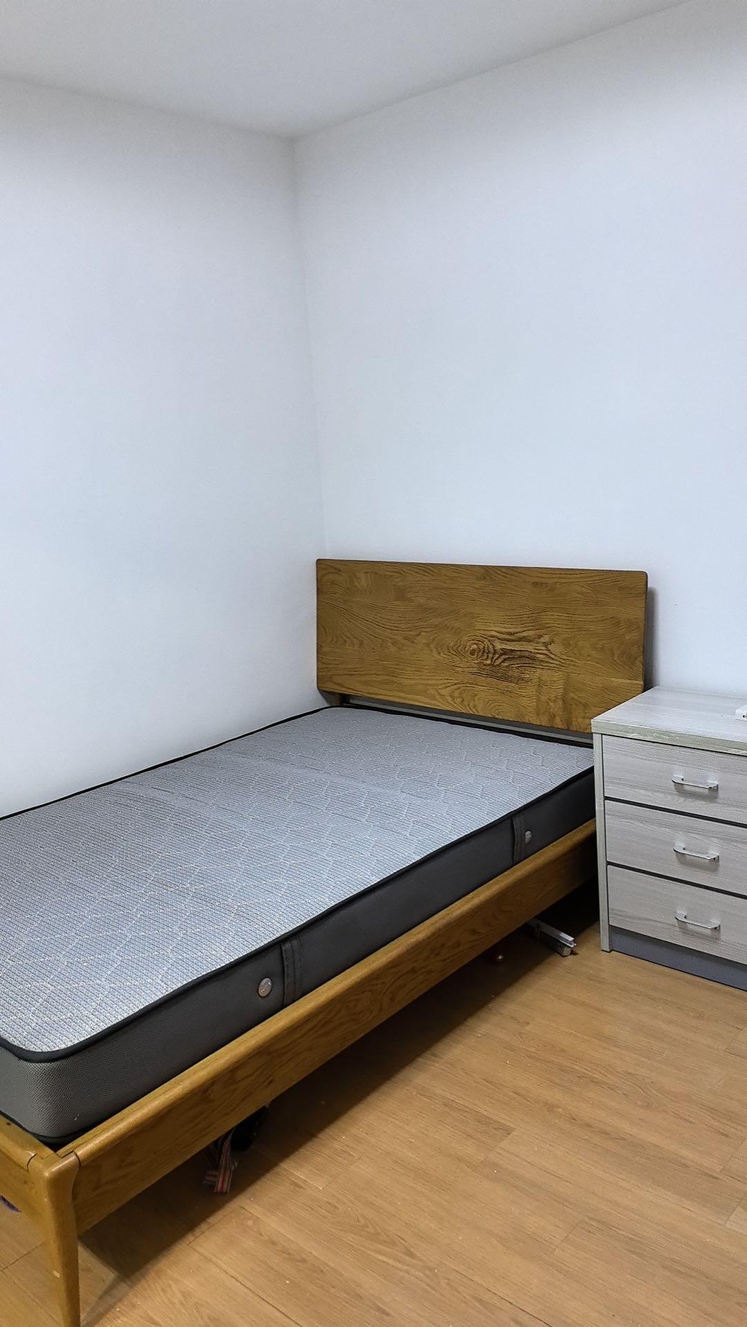 房東直租-免中介費。鄰近地鐵站、香港大學（約5-7分鐘），向東南、望翠綠山景。