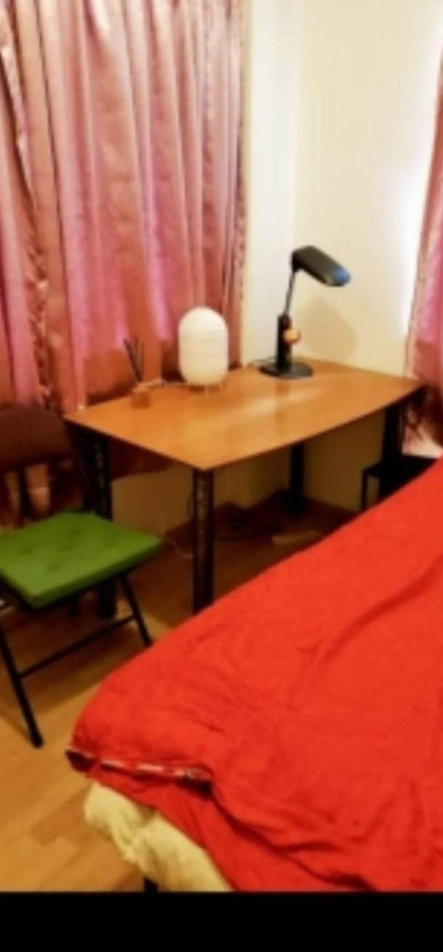 非常近港大的二房一廳可住三位学生