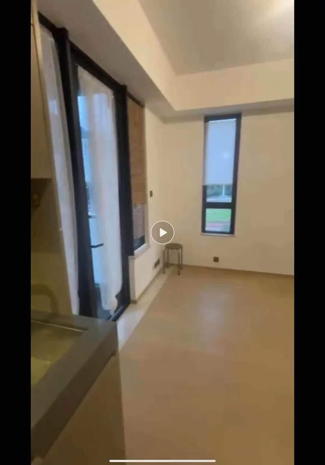 房东马鞍山荟晴直租！ 港中文，港城，教大，恒生studio studio位处马鞍山，公交车10分钟直达cuhk，距离地铁站5分钟路程。 附近商超众多，3分钟可到达麦当劳，惠康超市。 房子三面有窗，采光