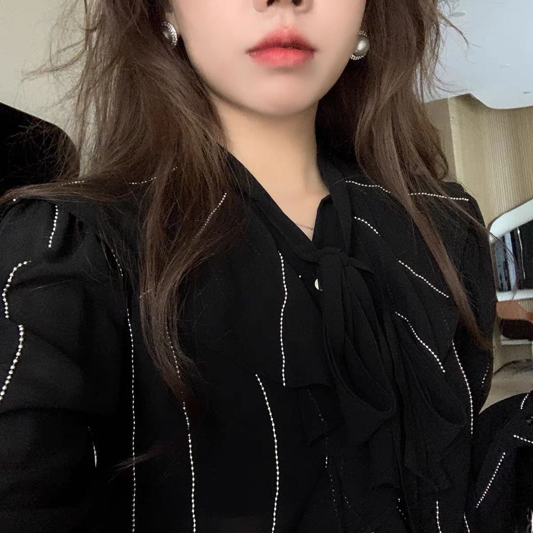 黑色钻钻衬衫