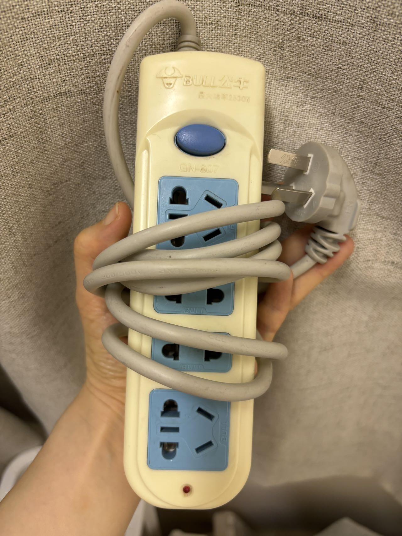 公牛接线板 赠英转中插头