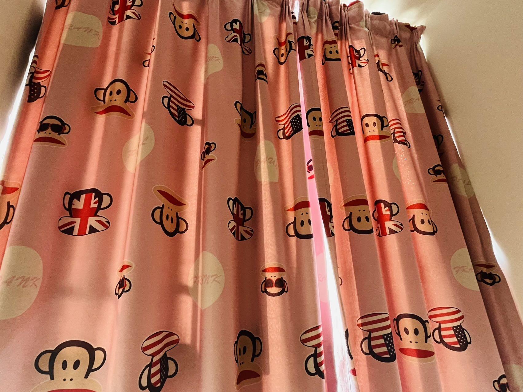大嘴猴粉红色窗帘