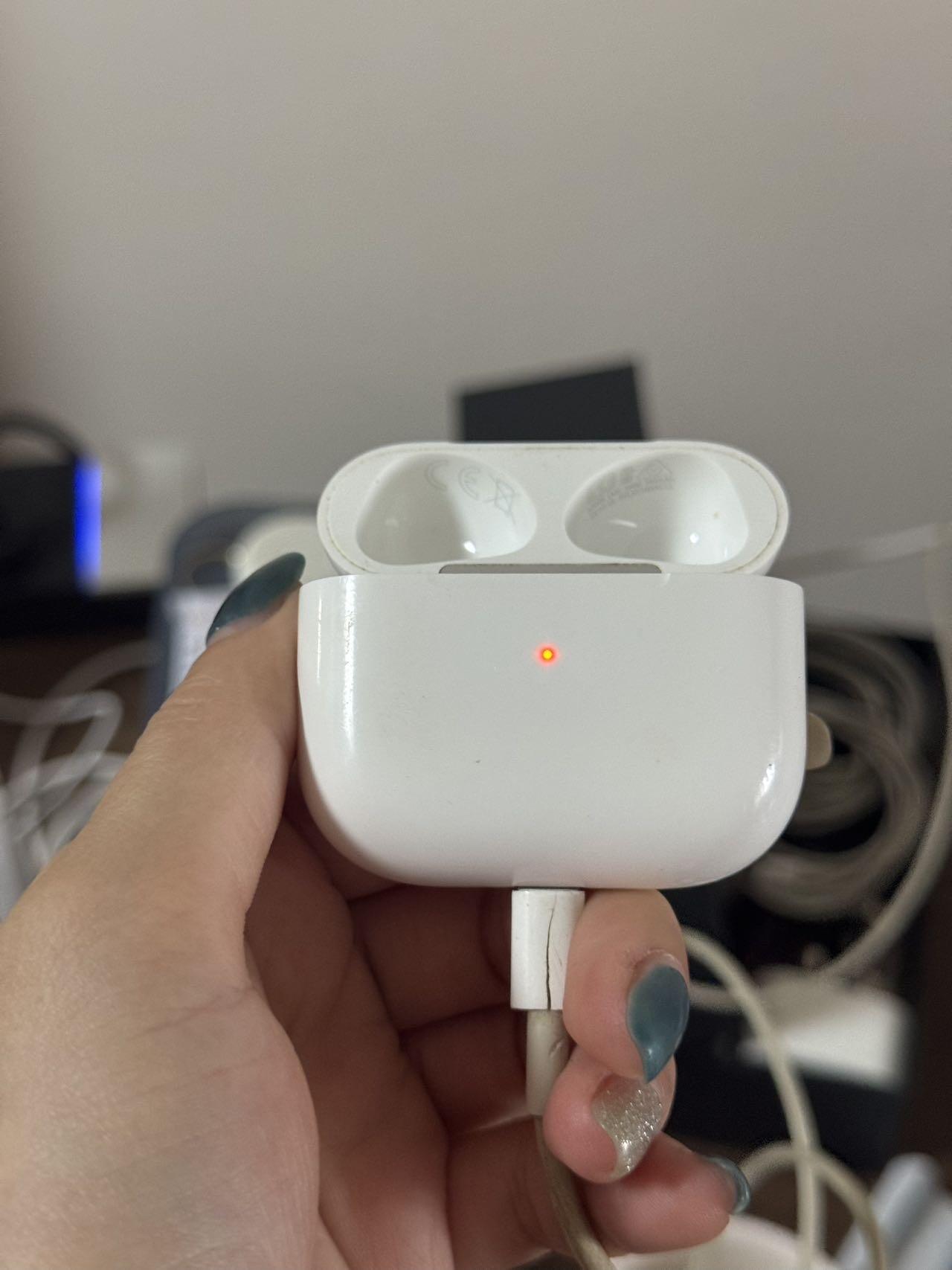 Airpods二代充电仓