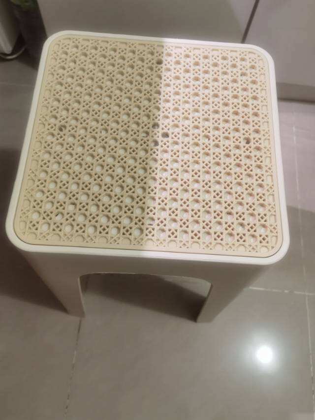 凳子