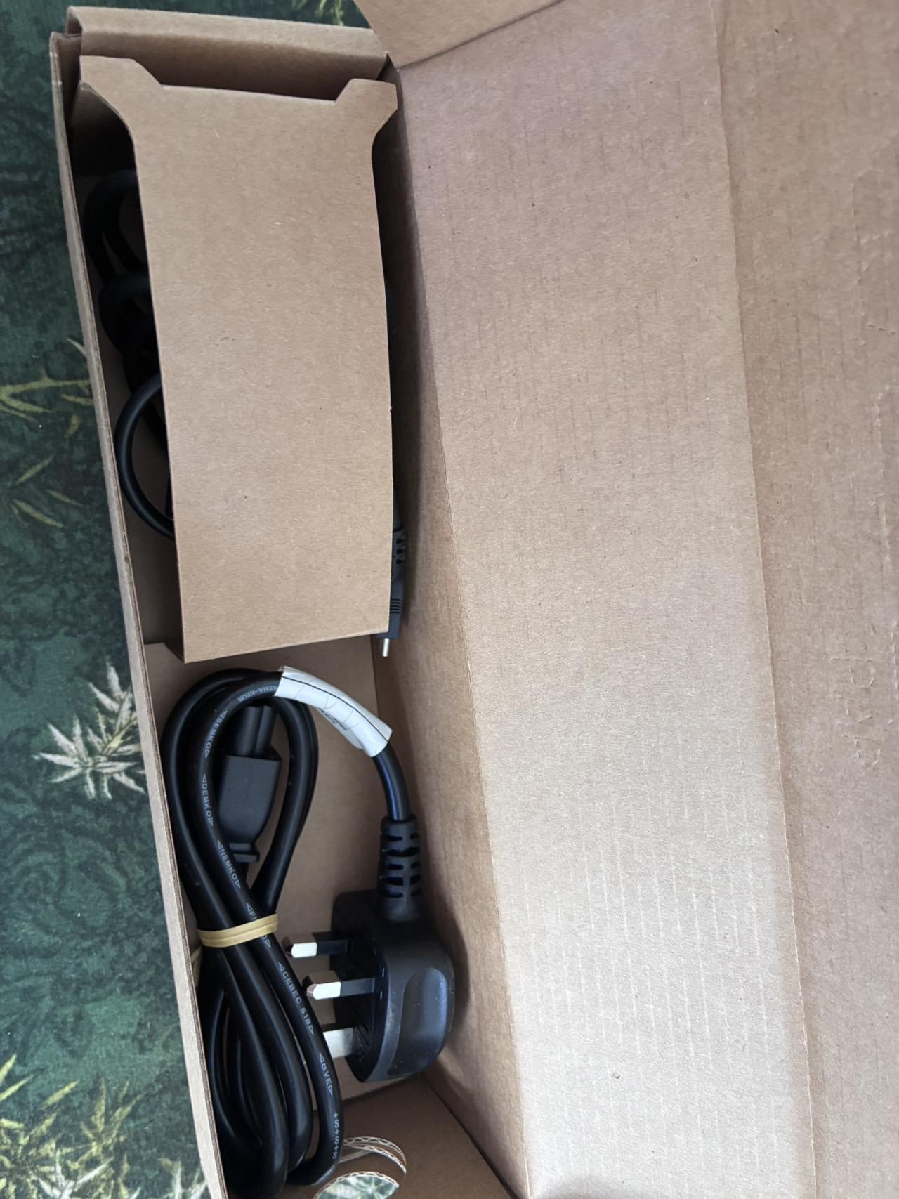 联想 65w港标笔记本充电器