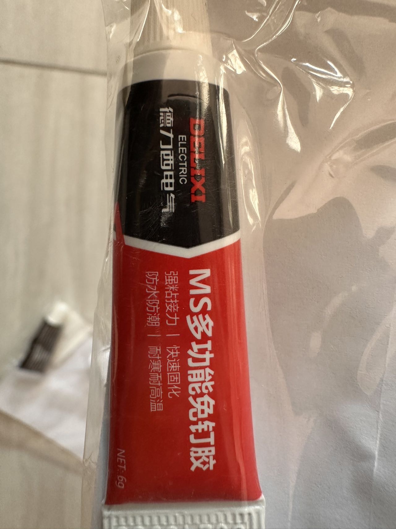 墙面胶，有3小支