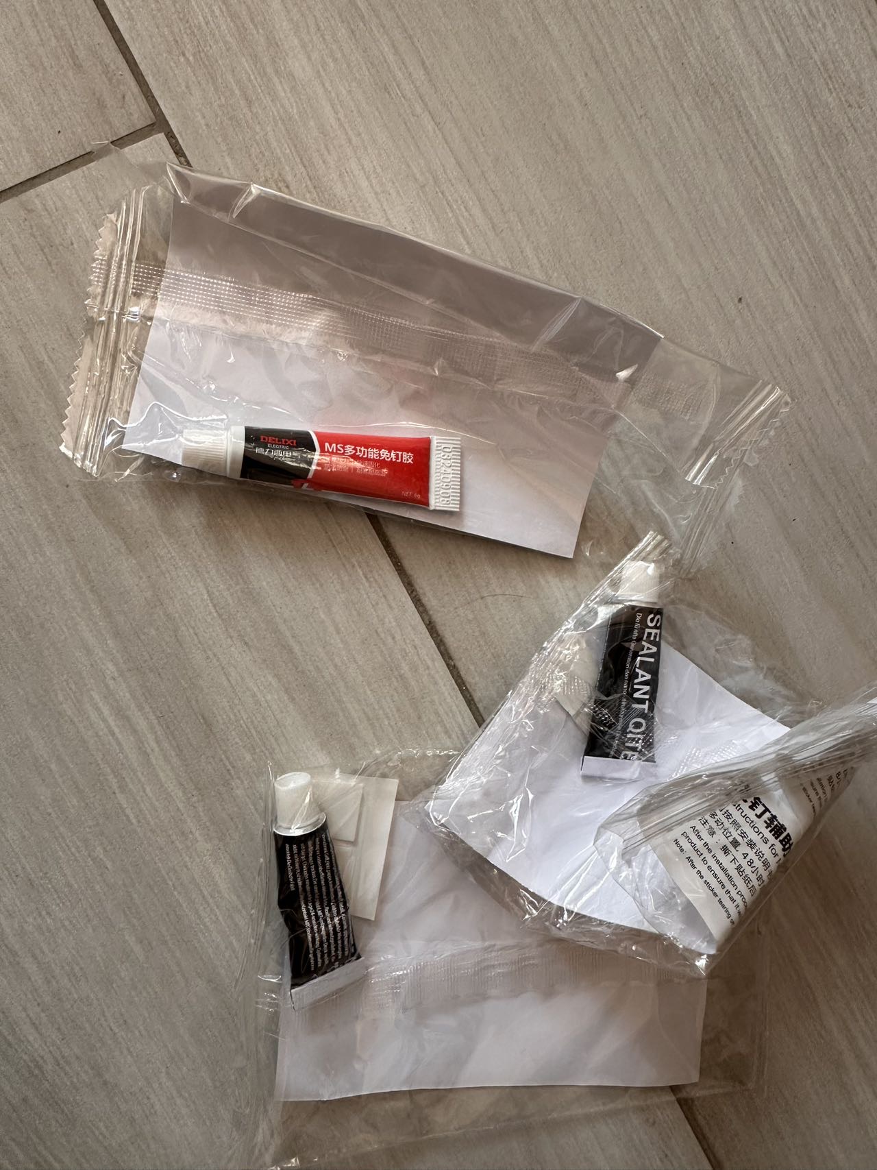 墙面胶，有3小支