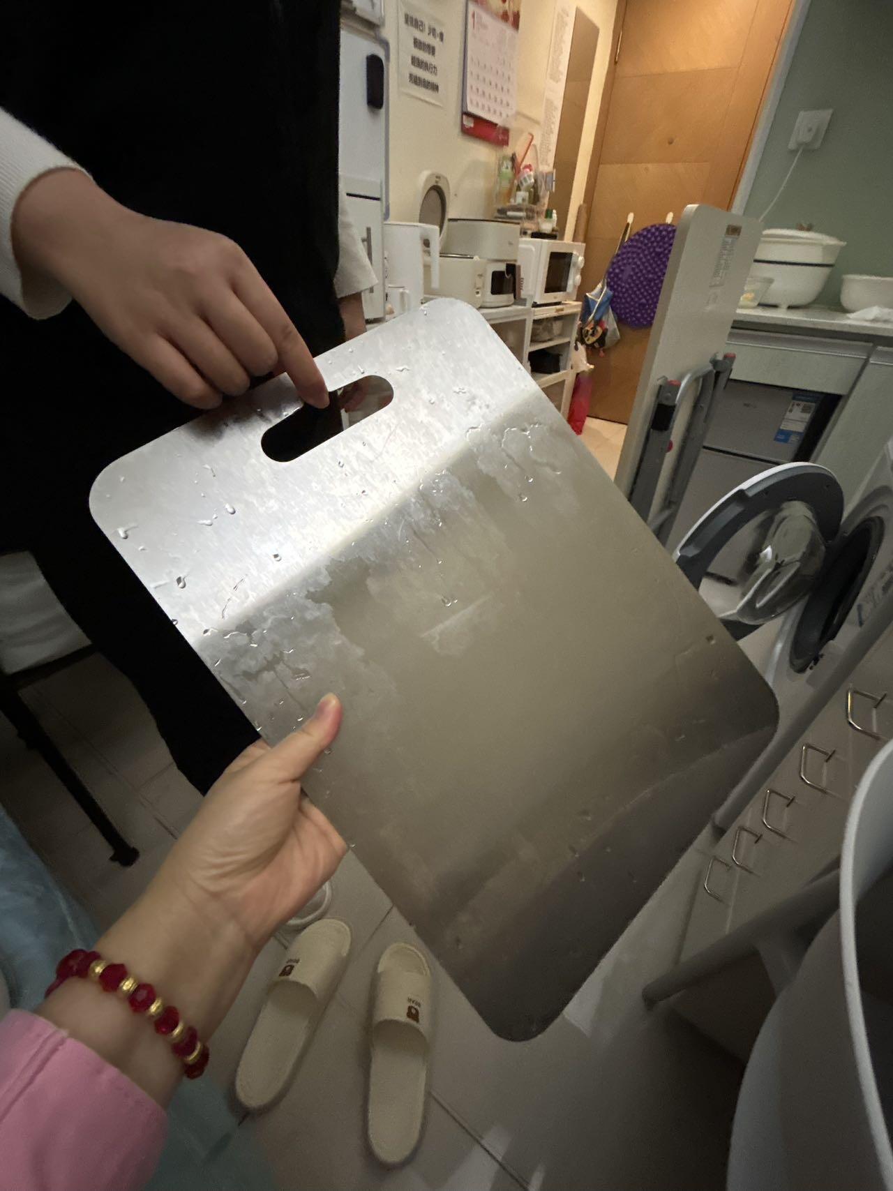 出闲置切菜板5元，插排15元，化妆镜带灯10元