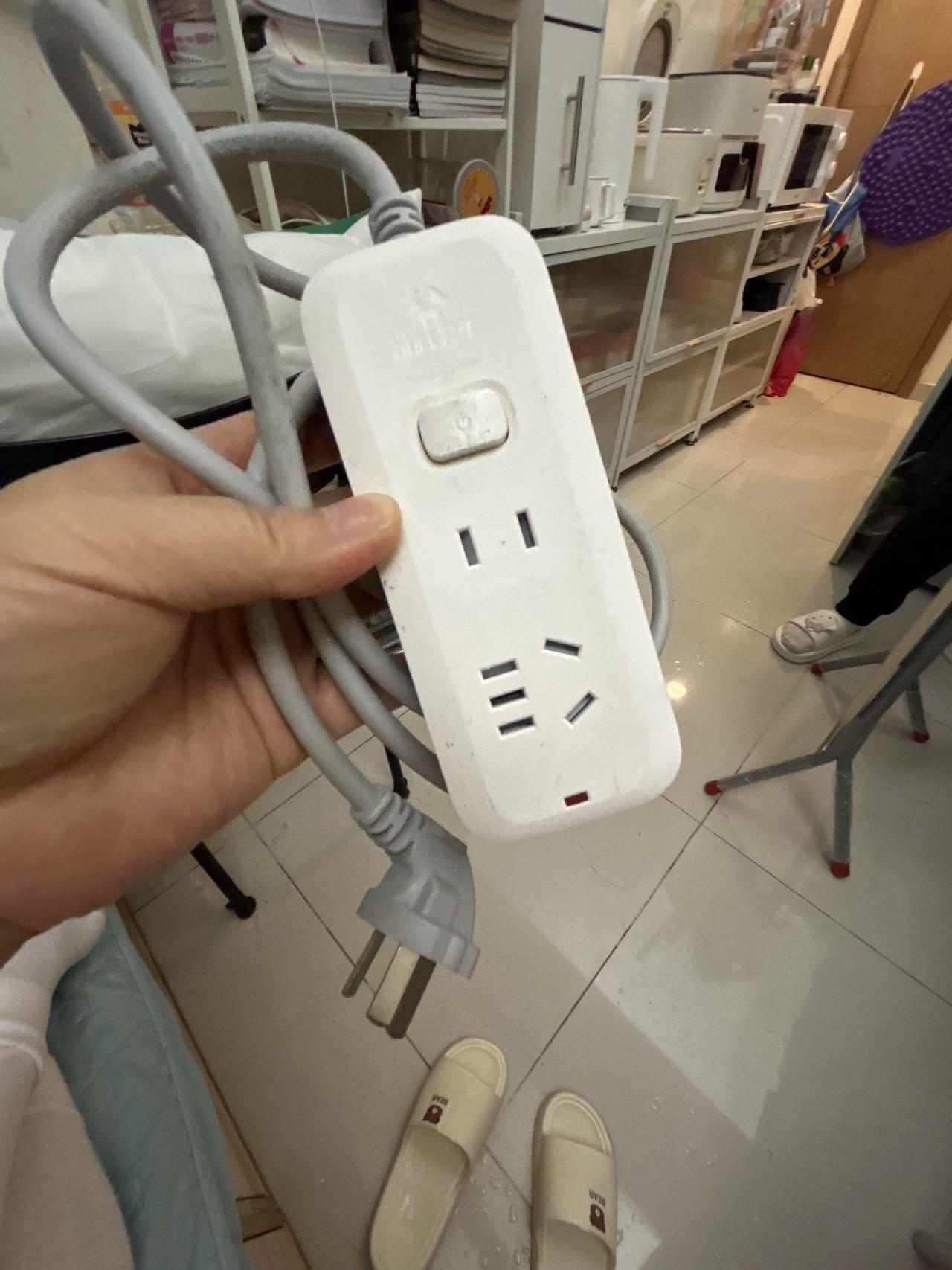 出闲置切菜板5元，插排15元，化妆镜带灯10元