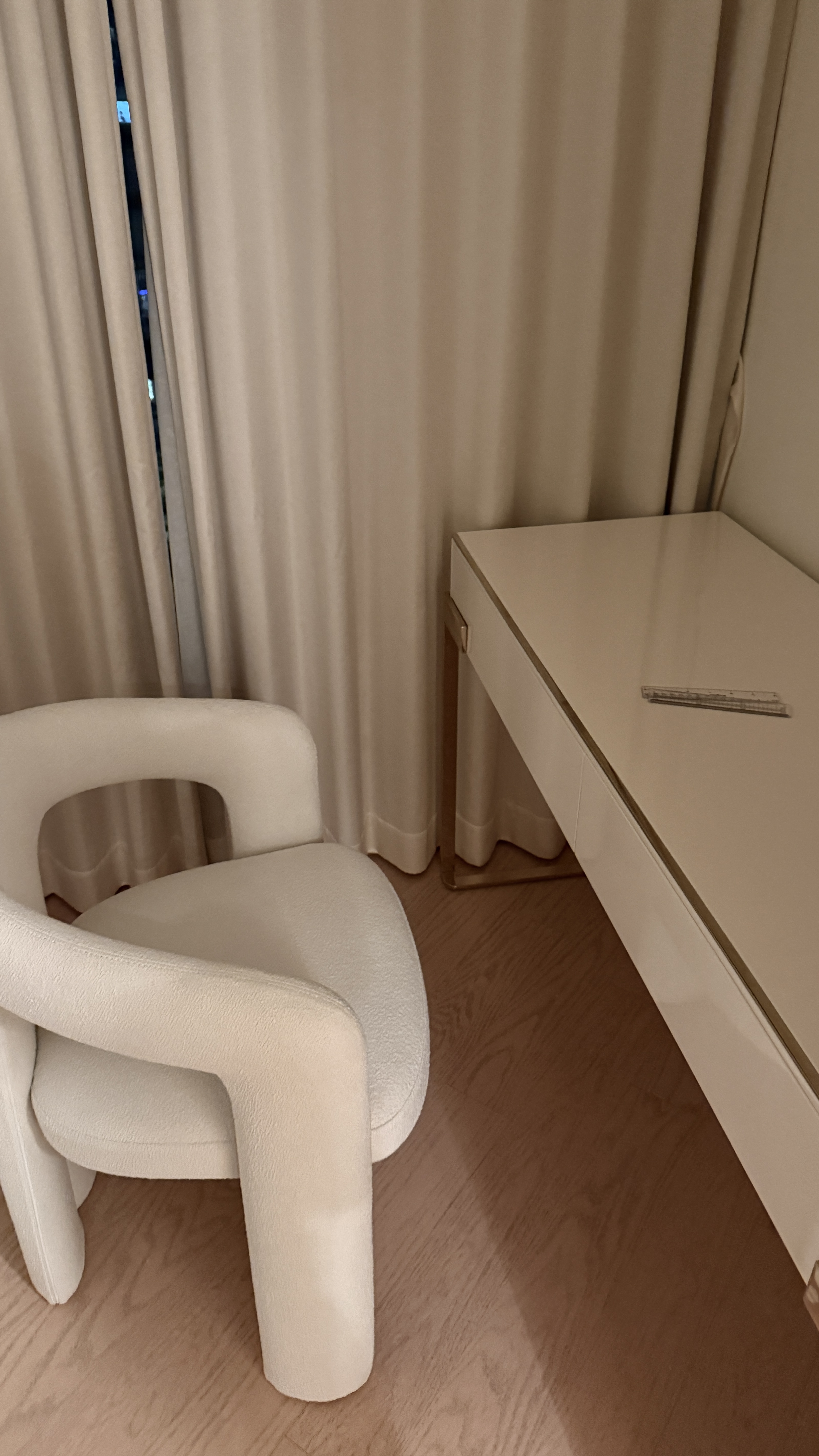 維港匯轉讓 | 意式奶油風實木梳妝台 尺寸140x50x75cm