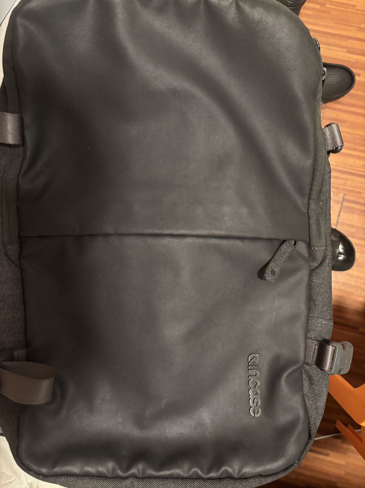 Incase16寸双肩包