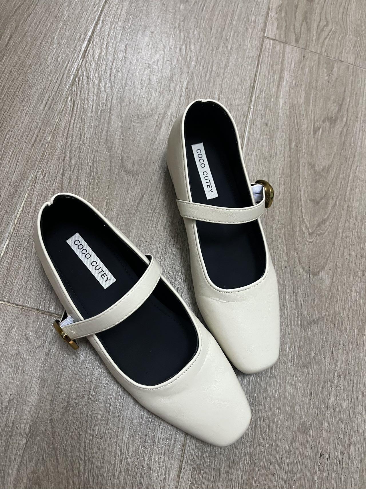 白色低跟小皮鞋