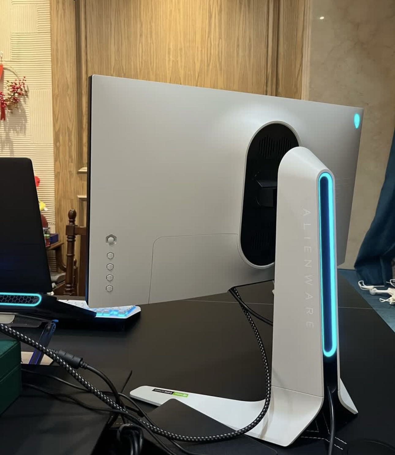 外星人顯示器 27寸 240HZ刷新率，美規原裝1080p 無任何問題99新