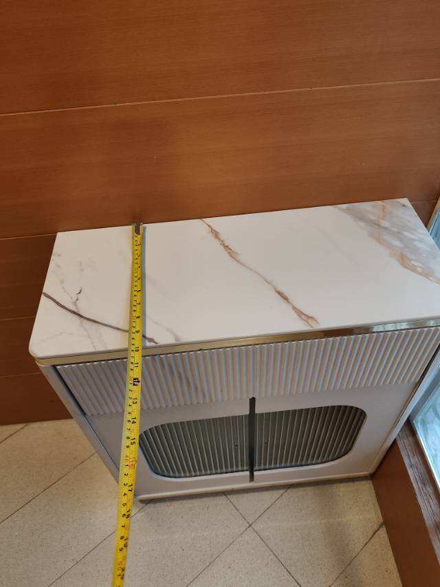 有輪子雲石面小柜