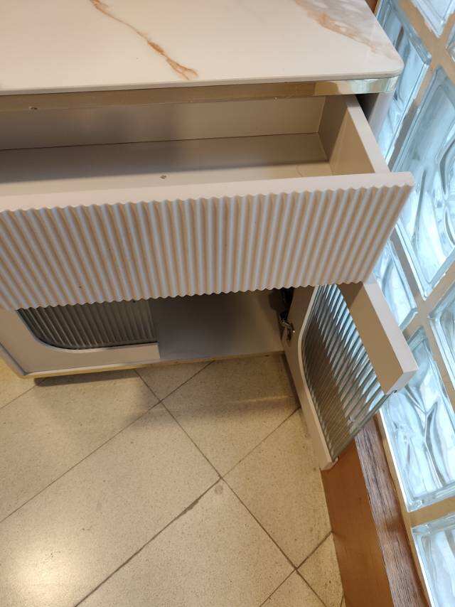 有輪子雲石面小柜