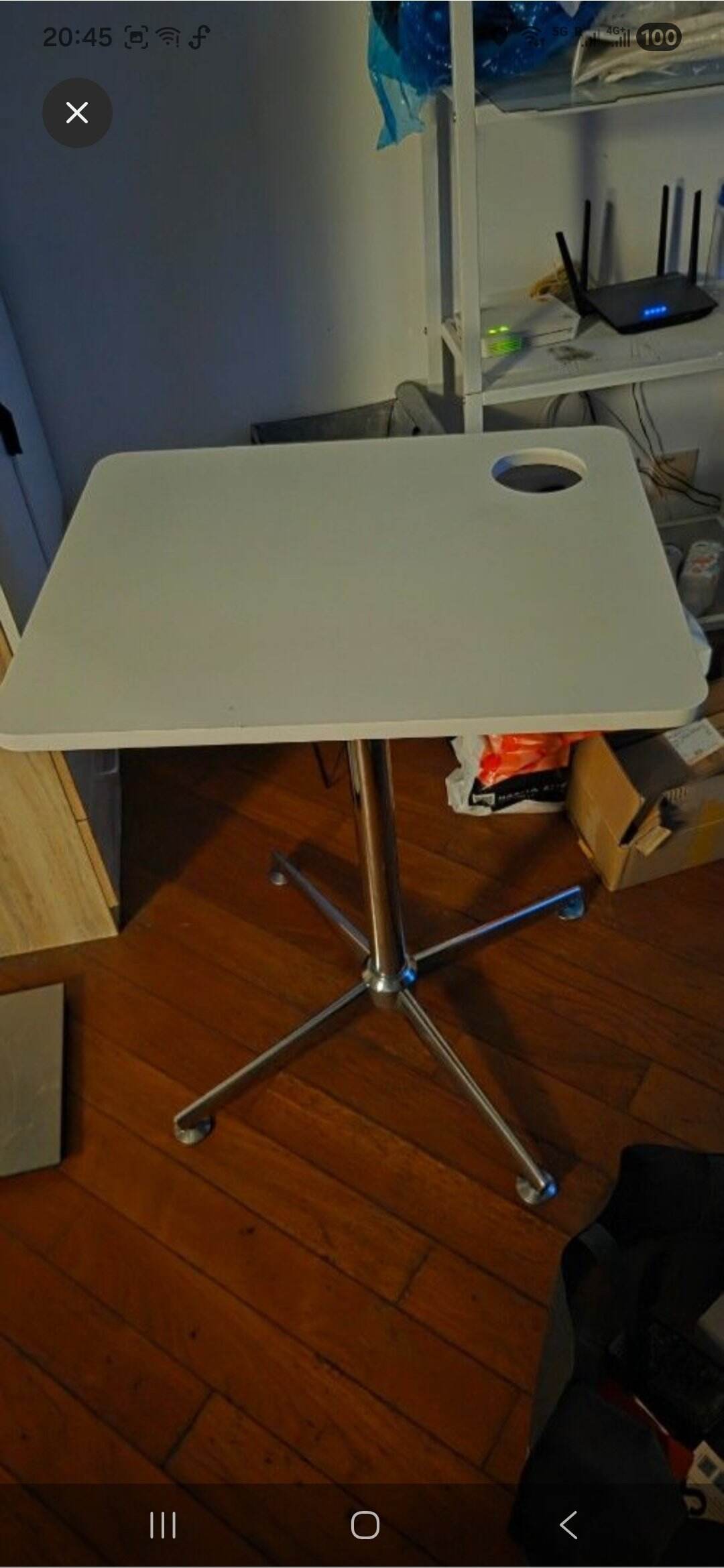 白色帶孔電腦桌