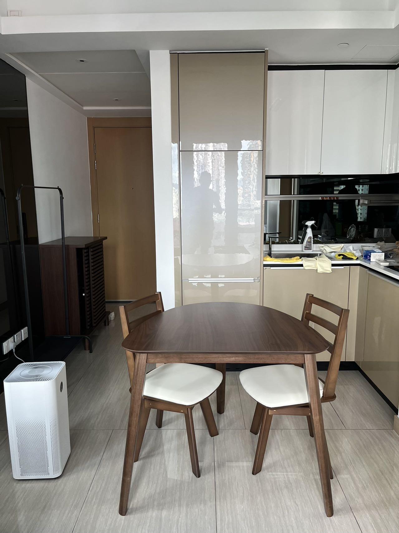 木质餐桌+皮质座垫餐椅